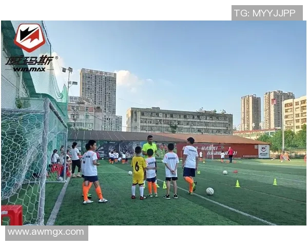 足球球星场上吐口水引发热议 体育道德与个人行为边界何在