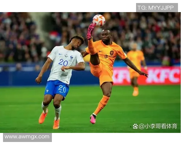 足球球星激烈对抗瞬间精彩捕捉展现精彩技术与赛场激情