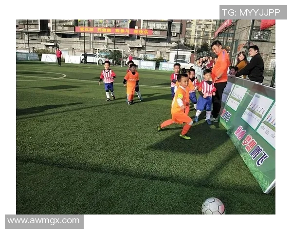 球星与小球迷同场竞技足球挑战赛亲密互动激励梦想成长 球星与小球迷同场竞技足球挑战赛亲密互动激励梦想成长