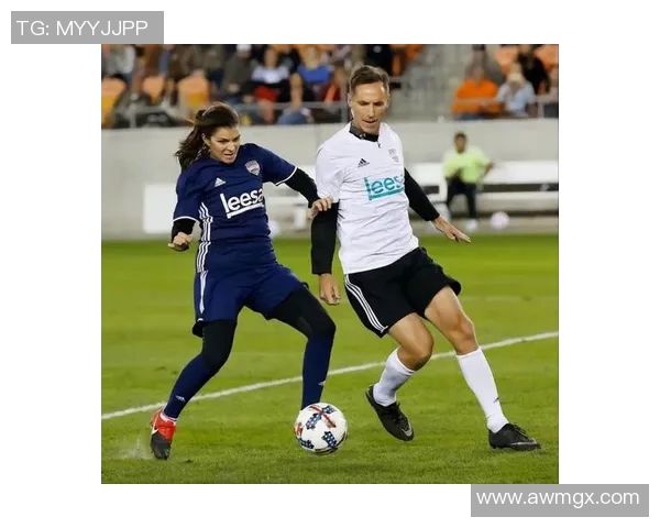 足球球星情侣短袖时尚搭配 释放运动魅力与甜蜜浪漫气息 足球球星情侣短袖时尚搭配 释放运动魅力与甜蜜浪漫气息